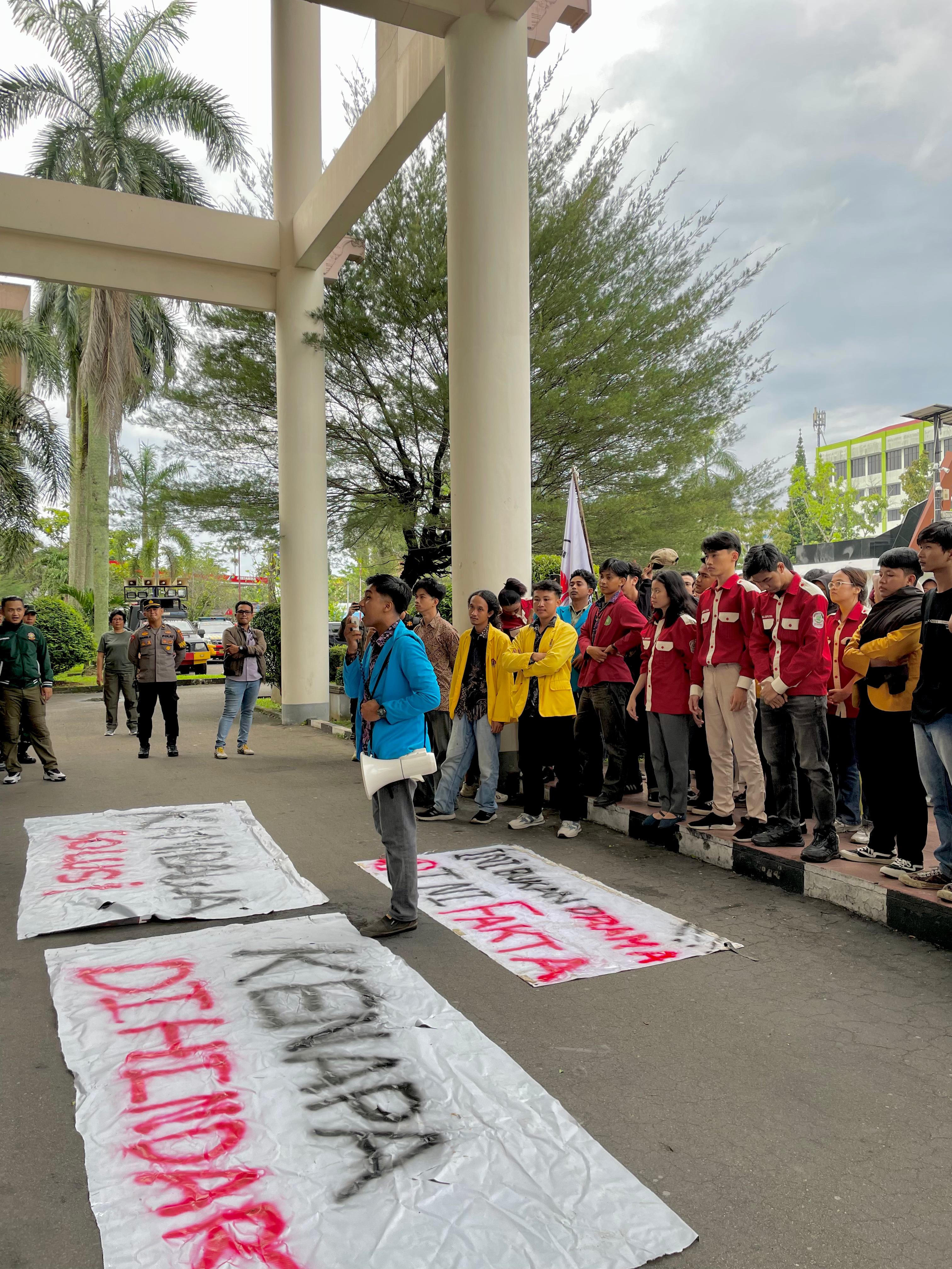 Fakultas Hukum Universitas Tanjungpura (Untan) suskes menyelenggarakan Borneo Legalilia Forum